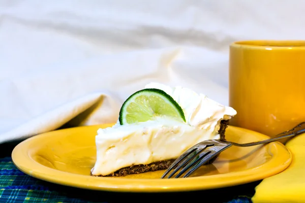 Пирог с лаймом и кофе крупным планом — стоковое фото
