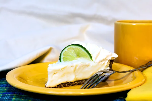 Key Lime Pie med kaffe närbild Stockbild