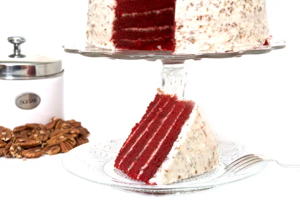 Rebanada de pastel de terciopelo rojo aislado — Foto de Stock