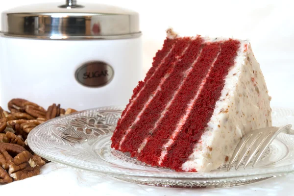 Кусок красного бархатного торта крупным планом — стоковое фото