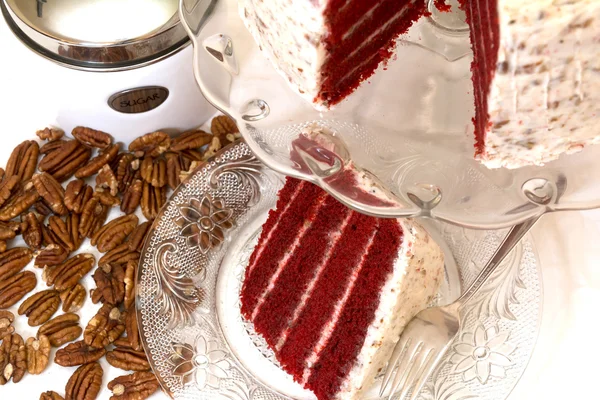 红色天鹅绒蛋糕和山核桃 — 图库照片