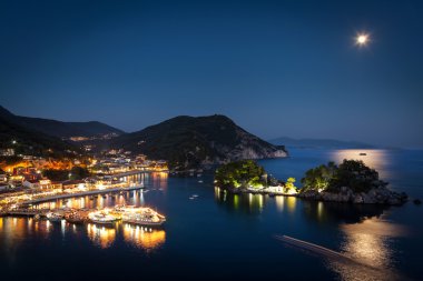 Güzel Rum köyü Parga gece, Yunanistan'da, Epirus bölgesi çekilmiş fotoğrafı