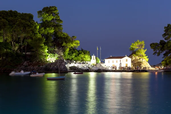 Kyrka på en liten ö, Parga Grekland — Stockfoto