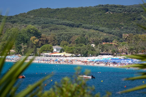 Belle plage de Valtos près de Parga ville de la région de l'Epire en Grèce . — Photo
