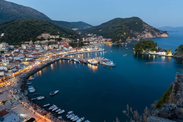 De haven van Parga door nacht, Greece, Ionian Eilanden — Stockfoto