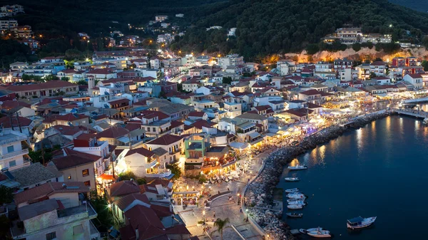 Lichter von Parga griechisches Dorf bei Nacht, Griechenland, ionische Inseln — Stockfoto