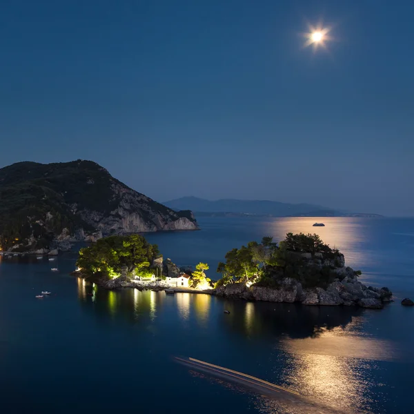 Vackra grekiska byn Parga nattetid, fotot taget i Grekland, Epirus-regionen — Stockfoto