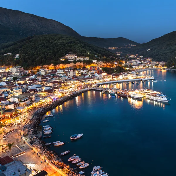 Luces del pueblo griego de Parga por la noche, Grecia, Islas Jónicas — Foto de Stock