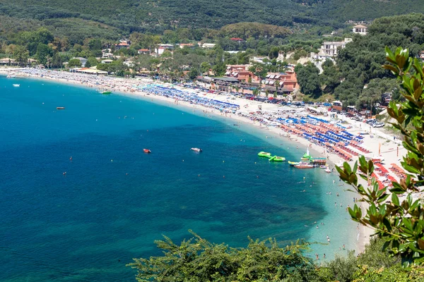 Bela praia de Valtos perto de Parga cidade de Epirus área na Grécia . Fotos De Bancos De Imagens