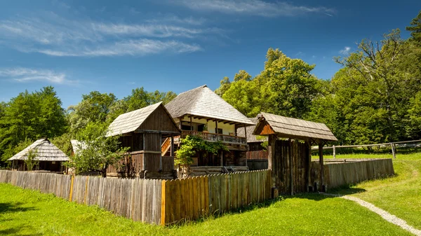 Gamla traditionella rumänska hus, sibiu museum, Rumänien — Stockfoto