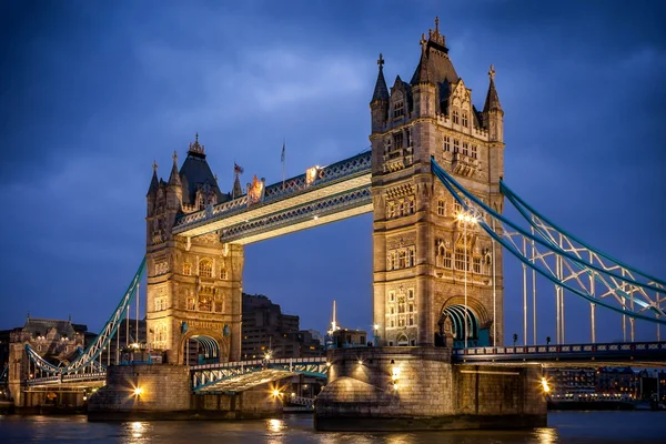 Slavný Tower Bridge večer, Londýn, Anglie — Stock fotografie