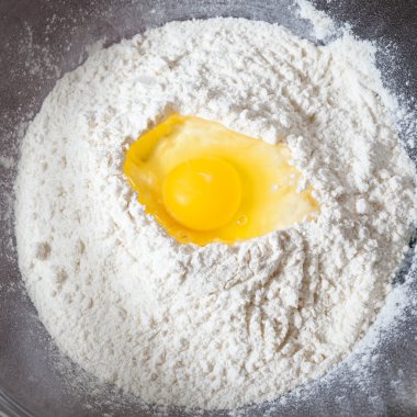 Kırık yumurta un, ekmek portre yapmak için anlamına gelir