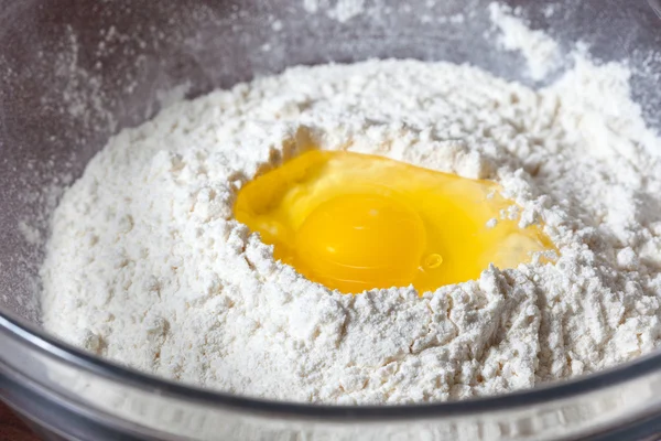 Złamane jaj na mąkę, środki do produkcji chleba zbliżenie — Zdjęcie stockowe