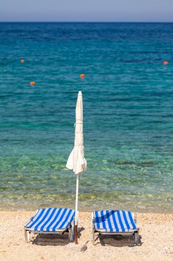 şezlong ve şemsiyeler üzerinde beach, Akdeniz (Girit,