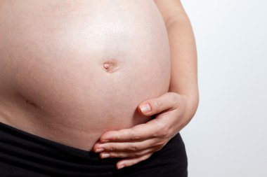 Hap, üzerinde beyaz izole tutan hamile kadın closeup