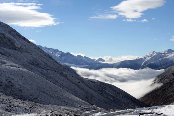 서 부 티베트의 산맥 스톡 사진