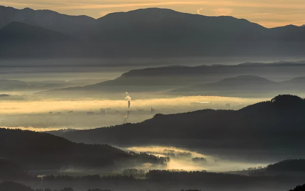 Góry z mgłą — Zdjęcie stockowe