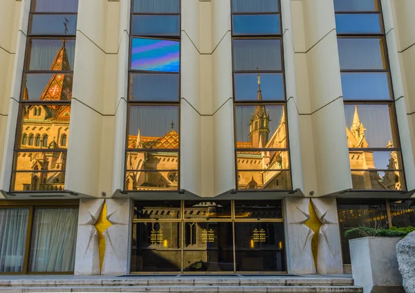 Eglise reflétant dans les fenêtres des hôtels — Photo