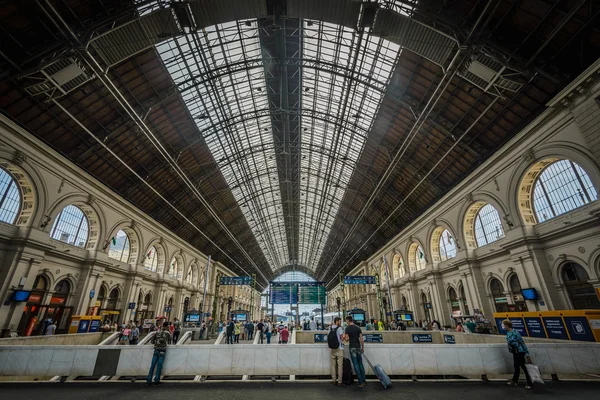 İnsanlar tren istasyonu — Stok fotoğraf