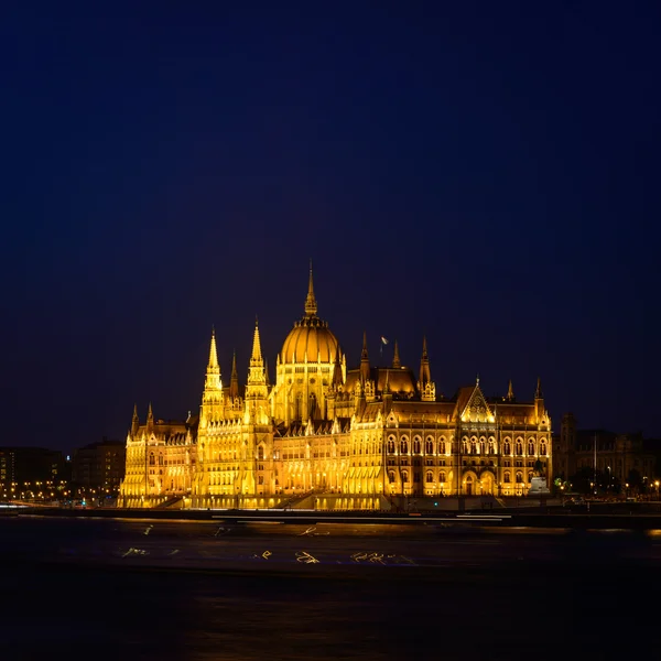 夜のハンガリー議会 — ストック写真