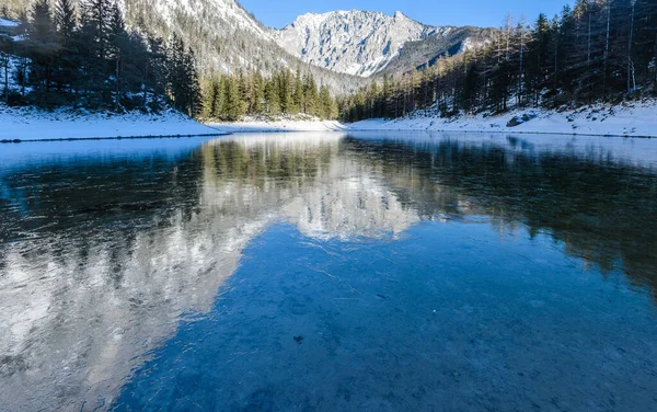 オーストリア スタイリアで有名な緑の湖と平和的な山の景色 冬には観光地の湖Grunerを参照してください ホッシュワブの石灰岩アルプスのトラゴスに位置する旅行スポット — ストック写真