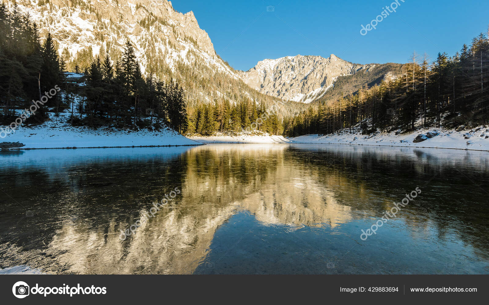 オーストリア スタイリアで有名な緑の湖と平和的な山の景色 冬には観光地の湖grunerを参照してください ホッシュワブの石灰岩アルプスのトラゴスに位置する旅行スポット ストック写真 C Deepgreen オーストリア スタイリアで有名な緑の湖と平和的な山の景色 冬には観光地の湖grunerを参照してください ホッシュワブの石灰岩アルプスのトラゴスに位置する旅行スポット ストック写真 C Deepgreen
