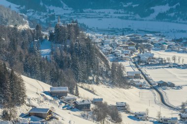 Osttirol Avusturya 'da dağlarla ve kayak beldesi Matrei ile kış manzarası.
