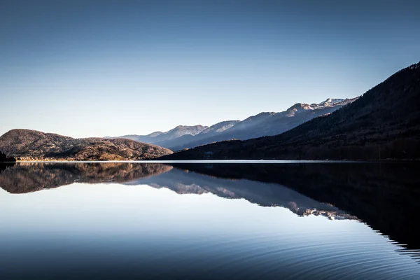 Paesaggio con lago — Foto Stock