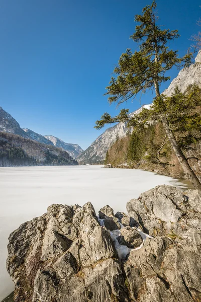 Jezioro zimą — Zdjęcie stockowe