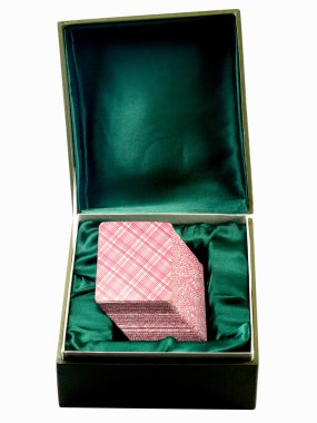 İskambil kutuları üzerinde yeşil bir elbise