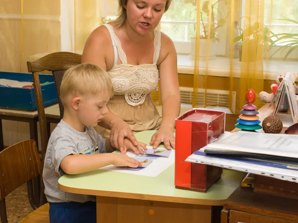 Psycholog i dziecko z zespołem Downa wykonywać — Zdjęcie stockowe