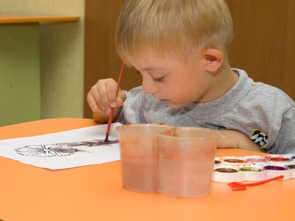 Child with Down syndrome is drawing — Stock Photo, Image