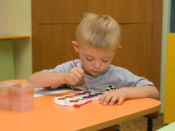 Дитина з синдромом Дауна малює — стокове фото