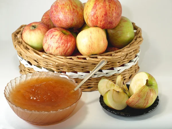 Яблучне варення і яблуко — стокове фото