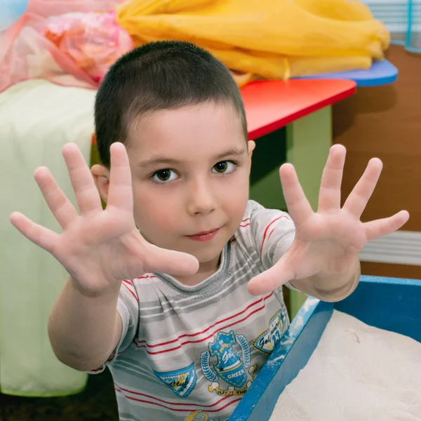 Um menino mostra as mãos — Fotografia de Stock