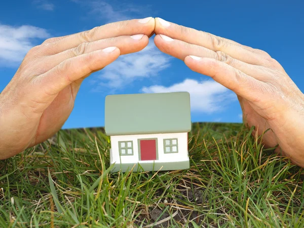 Het speelgoed huis overhandigen — Stockfoto