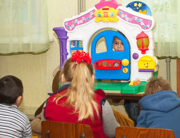 Los niños juegan en el teatro — Foto de Stock