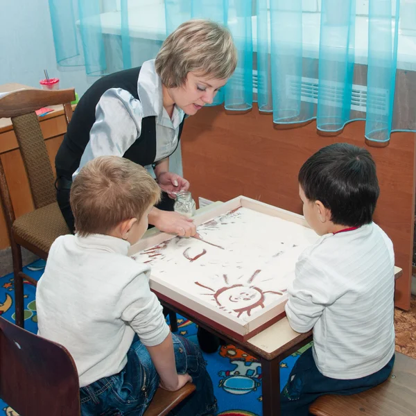 Förskoleundervisning - sand terapi — Stockfoto