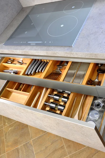 Küchenschublade geöffnet lizenzfreie Stockbilder