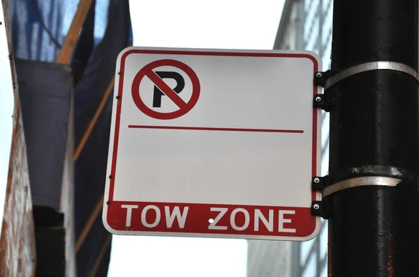 Blanko kein Parkverbotszonen-Schild — Stockfoto