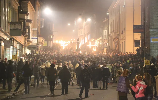 Büyük bir kalabalık sokaklarda, Lewes, İngiltere.