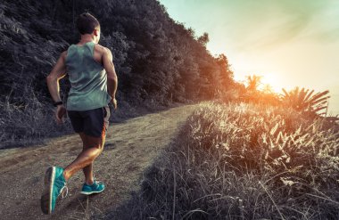 Adam çakıl yolda koşu