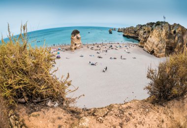 Sandy beach kalker Dağları ile çevrili