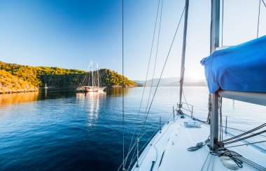 Turkeysailing deniz araçları sakin koyda demirli