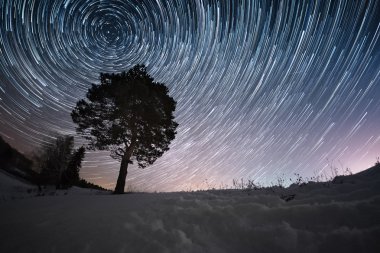 Üzerinde bir kış sky Star yollar