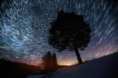 Üzerinde bir kış sky Star yollar