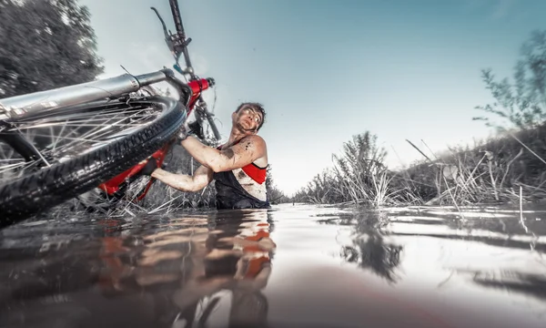 Mann überquert den Fluss — Stockfoto