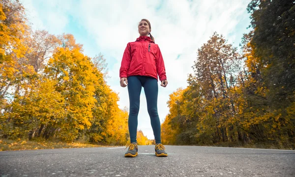 Mulher atleta está de pé — Fotografia de Stock