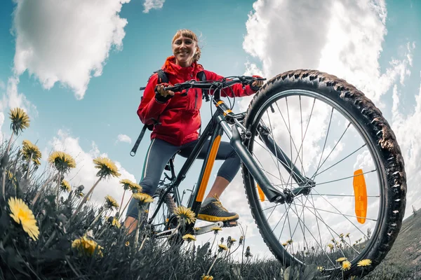 Jovem senhora com bicicleta — Fotografia de Stock