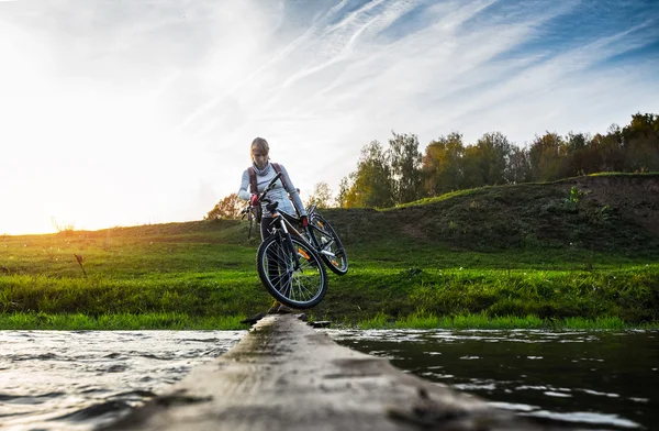 Damen med cykel korsning — Stockfoto